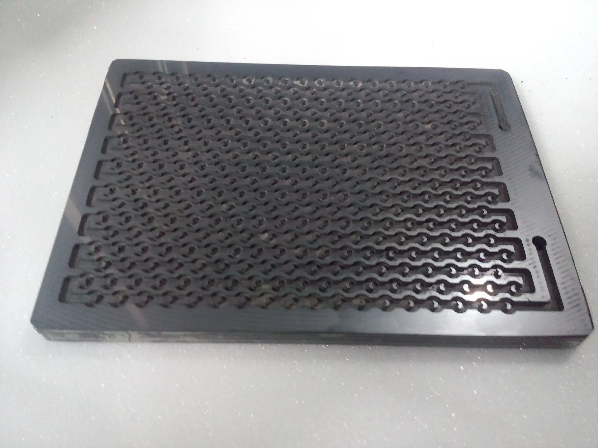 Placa microrreativa de carboneto de silício (1)